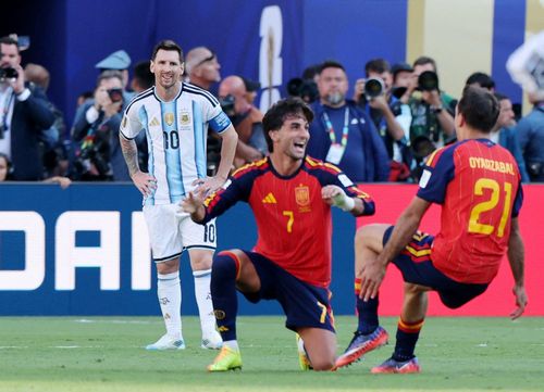 Messi thậm chí còn khẽ cười khi anh và đồng đội không thể chống đỡ được thêm trước sức tấn công của đối thủ. (Ảnh: Reuters)