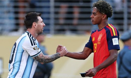Messi lần đầu làm đối thủ của Lamine Yamal - cậu bé 5 tuổi mà siêu sao người Argentina từng bế cách đây 19 năm. (Ảnh: Reuters)