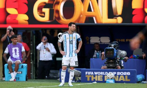 Messi không phản ứng gì khi Tây Ban Nha ghi bàn mở tỷ số. Thời điểm đó, Argentina chỉ còn thi đấu với 10 người do Enzo Fernandez nhận thẻ đỏ. (Ảnh: Reuters)