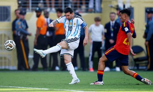 Phải đến hiệp phụ thứ hai, Messi mới có pha dứt điểm đầu tiên: Cú sút trúng vào người Mikel Merino. (Ảnh: Reuters)