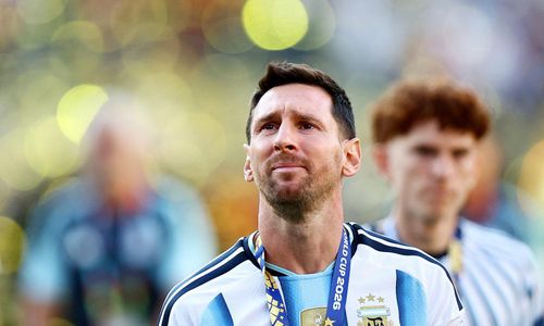 Hình ảnh cận cảnh trên truyền hình ghi lại giọt nước mắt lăn trên má Messi. (Ảnh: Reuters)