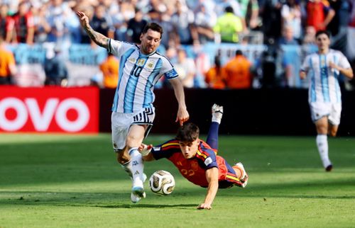 Messi và đồng đội trải qua trận đấu bất lực trước Tây Ban Nha mạnh hơn về mọi mặt. (Ảnh: Reuters)