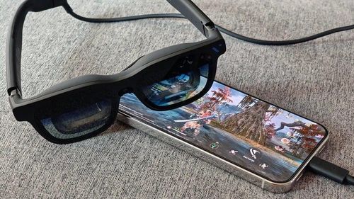 Pixel 11 Pro XL với vòng sáng Pixel Glow độc đáo quanh cụm camera. (Ảnh: Android Central)