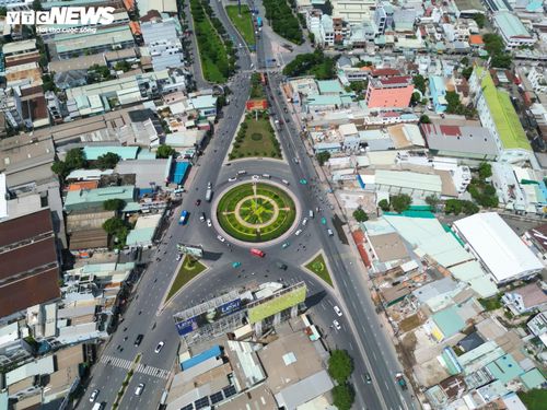 Theo ghi nhận của phóng viên Báo Điện tử VTC News, tại khu vực vòng xoay An Lạc (phường Tân Tạo) - điểm đầu dự án, khoảng 30 căn nhà đang được người dân tháo dỡ, lùi sâu vào phía trong theo ranh giải phóng mặt bằng.