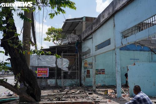 Nhiều căn nhà nằm trong diện giải tỏa toàn bộ, ranh dự án lùi sâu từ 12-14 m so với hiện trạng. Không ít hộ kinh doanh phải di dời hoàn toàn, treo bảng thông báo chuyển địa điểm để khách hàng thuận tiện liên hệ.