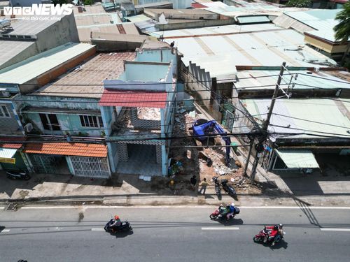 Cách vòng xoay An Lạc khoảng 8 km về phía Tây Ninh, nhiều căn nhà, cửa hàng dọc quốc lộ 1 thuộc xã Tân Nhựt và xã Bình Chánh cũng đang được tháo dỡ. Nhiều hộ thuê đơn vị thi công cùng xe chuyên dụng để phá dỡ công trình, di dời tài sản nhằm sớm bàn giao mặt bằng.