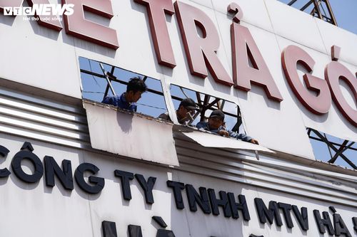 Nhiều hộ đã hoàn tất việc tháo dỡ phần nhà nằm trong phạm vi dự án, trong khi một số hộ khác đang tháo biển hiệu, tập kết vật liệu và chuẩn bị máy móc để triển khai.