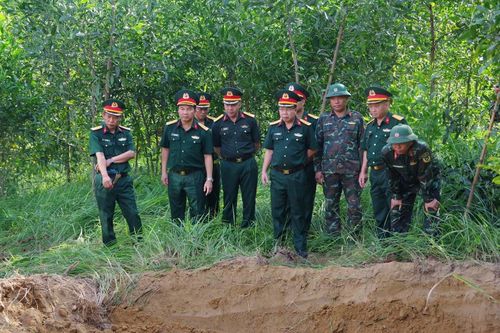 Đoàn công tác của Bộ Chỉ huy Quân sự tỉnh Quảng Trị kiểm tra, động viên lực lượng đang làm nhiệm vụ tìm kiếm, quy tập hài cốt liệt sĩ tại khu vực Câu Nhi. (Ảnh: Xuân Diện)