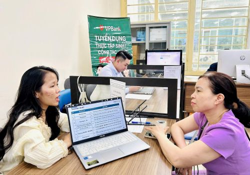 Nhiều người lao động tìm hiểu việc làm và ứng tuyển vào Công ty CP Phát triển dịch vụ nhà sạch HMC. Ảnh: Trần Oanh