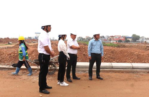 Đại diện xã Quang Minh kiểm tra tiến độ thi công dự án Khu biệt thự nhà vườn, thương mại và dịch vụ tổng hợp Hưng Nga. Ảnh: PV