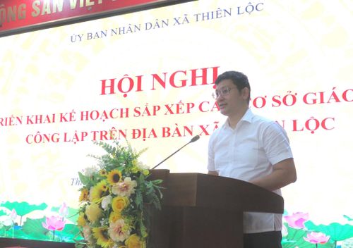Phó Chủ tịch UBND xã Nguyễn Hùng Dũng triển khai kế hoạch. Ảnh: Tú Linh