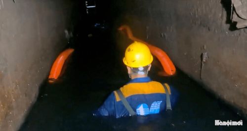 Công nhân cống ngầm làm việc trong điều kiện lao động đặc biệt nặng nhọc và tiềm ẩn nhiều rủi ro. Ảnh: Lại Tấn
