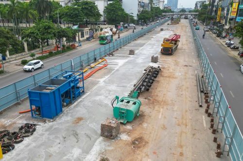 Bên trong công trường, nhiều máy móc, thiết bị chuyên dụng đã được huy động, cùng các công nhân triển khai các hạng mục chuẩn bị thi công.