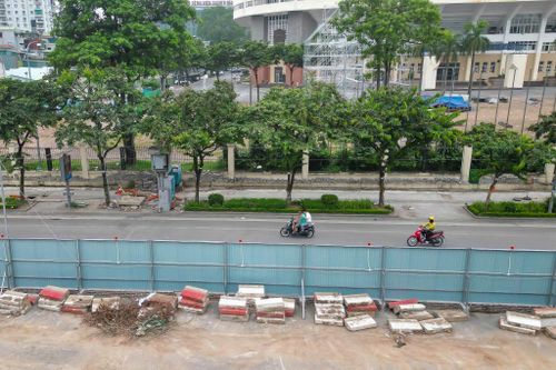 Sau thời gian tổ chức rào chắn tạm và vận hành thử nhằm đánh giá tác động đến giao thông, phương án chính thức đã được triển khai. Phạm vi công trường kéo dài khoảng 476m trước khu vực sân vận động Quần Ngựa, bao gồm dải phân cách giữa cùng một phần lòng đường Văn Cao.