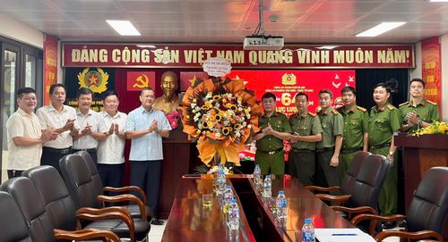 Đảng ủy phường Văn Miếu - Quốc Tử Giám chúc mừng lực lượng Công an phường nhân dịp kỷ niệm 64 năm Ngày truyền thống lực lượng Cảnh sát nhân dân Việt Nam (20/7/1962 - 20/7/2026). Ảnh: An Quyên