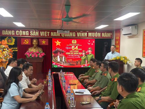 Bí thư Đảng ủy phường Văn Miếu - Quốc Tử Giám Vũ Xuân Hùng biểu dương và ghi nhận những đóng góp của lực lượng Công an phường trong phát triển chung của địa phương. Ảnh: An Quyên