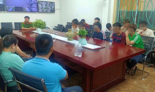 Sự phối hợp đồng bộ giữa nhà trường, gia đình và lực lượng Công an trong việc phổ biến pháp luật là "lá chắn" quan trọng giúp ngăn chặn từ sớm vi phạm trong lứa tuổi học sinh. Ảnh CAHN