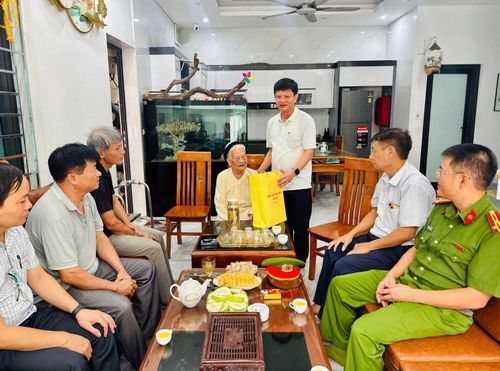 Phó Bí thư Đảng ủy, Chủ tịch UBND xã Hoài Đức Nguyễn Huy Hoàng thăm, tặng quà người có công trên địa bàn xã. Ảnh: ĐH