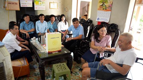 Phó Bí thư Thường trực Đảng ủy xã Dương Hòa Nguyễn Thanh Tú ân cần thăm hỏi người có công, gia đình chính sách. Ảnh : PN