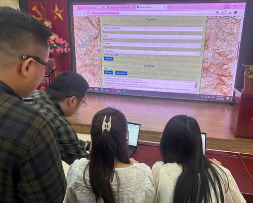 Cán bộ CDC Hà Nội hướng dẫn nhân viên y tế tuyến cơ sở vận hành các ứng dụng trong công tác phòng, chống dịch bệnh. Ảnh: Duy Tuân