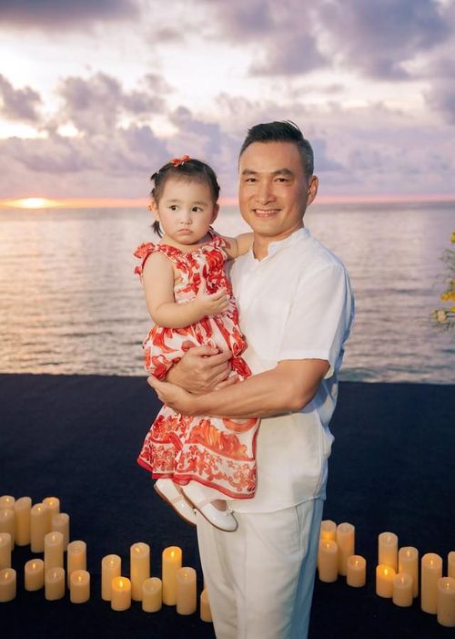 Diễn viên Chi Bảo và con gái.