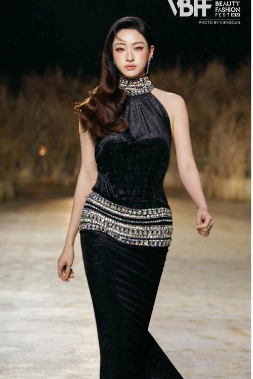 Lương Thùy Linh vốn được đánh giá là một trong những hoa hậu sở hữu lợi thế nổi bật về hình thể với chiều cao 1,78 m, đôi chân dài và tỷ lệ cơ thể cân đối. Trong lần xuất hiện này, cô tiếp tục phát huy thế mạnh bằng những bước catwalk chắc chắn, nhịp nhàng cùng thần thái tự tin.