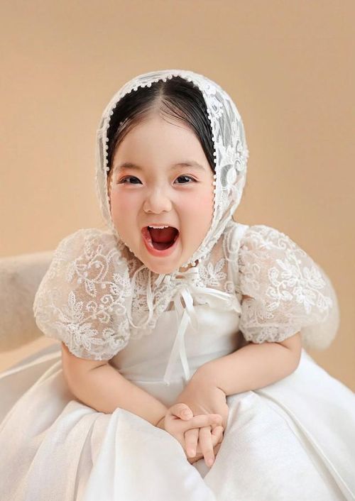 Khánh Thi từng chia sẻ rằng vợ chồng cô luôn mong muốn các con có tuổi thơ hồn nhiên, được phát triển tự nhiên theo sở thích của bản thân. Vì vậy, bên cạnh việc học tập, Lisa thường xuyên được tham gia các hoạt động ngoài trời, đi du lịch và trải nghiệm cuộc sống cùng gia đình.