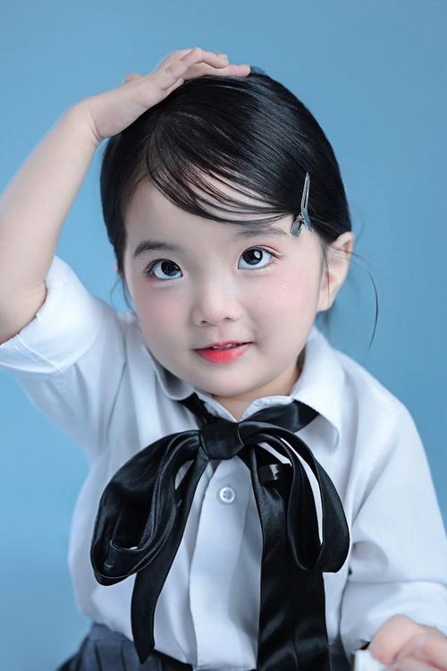 Không chỉ được yêu mến nhờ ngoại hình, Lisa còn ghi điểm bởi tính cách lanh lợi và hoạt bát. Trong các video do bố mẹ đăng tải, cô bé luôn tự tin trò chuyện, tạo dáng trước ống kính và mang đến nhiều tiếng cười cho cả gia đình.