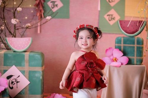Hiện tại, mỗi lần Khánh Thi đăng tải hình ảnh của con gái lên mạng xã hội, Lisa đều nhận được nhiều lời khen về ngoại hình ngày càng nổi bật. Nhiều người còn dự đoán cô bé sẽ sở hữu chiều cao ấn tượng và nhan sắc cuốn hút khi trưởng thành, giống như bố mẹ nổi tiếng của mình.