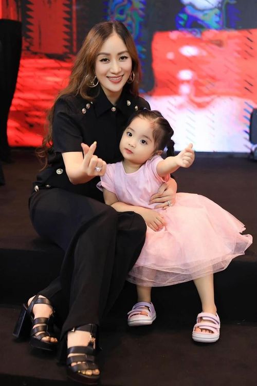 Lisa - con gái Khánh Thi tạo dáng điệu đà bên mẹ trong một sự kiện. Vẻ ngoài siêu đáng yêu của cô bé đang được khán giả yêu thích.