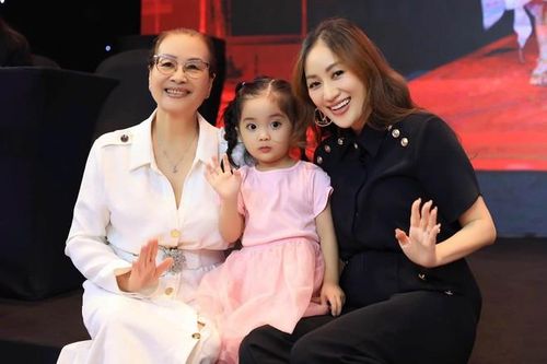 Là một trong những nhóc tỳ nổi tiếng của showbiz Việt, Lisa thường xuyên góp mặt trong những khoảnh khắc đời thường được Khánh Thi chia sẻ trên mạng xã hội. 