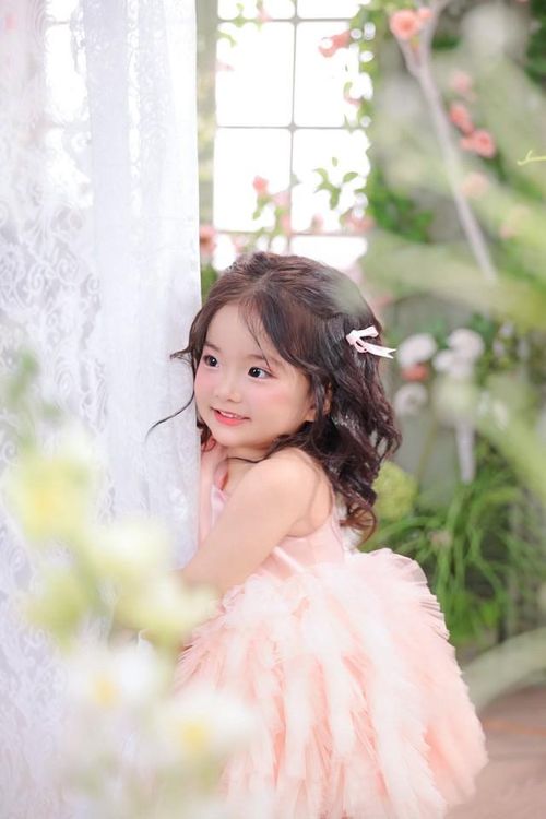 Nhiều khán giả nhận xét Lisa thừa hưởng nhiều nét đẹp từ mẹ Khánh Thi nhưng cũng có những đường nét giống bố Phan Hiển. Chính sự kết hợp hài hòa ấy đã giúp cô bé sở hữu vẻ ngoài xinh xắn, nổi bật từ khi còn nhỏ.