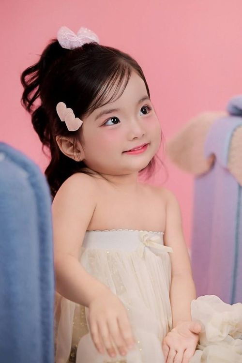 Mỗi lần xuất hiện, cô bé đều gây chú ý bởi gương mặt bầu bĩnh, đôi mắt to tròn cùng nụ cười rạng rỡ.