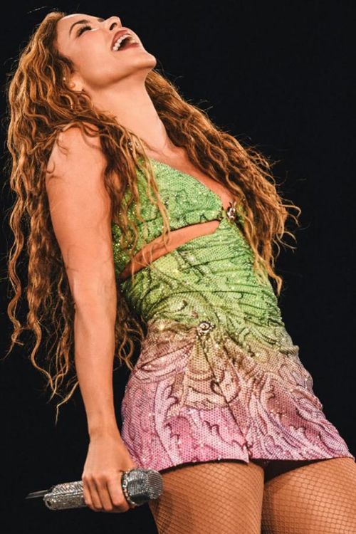 Được biết đây là lần thứ 4, Shakira hát trong lễ bế mạc World Cup, trước đó, nữ ca sĩ đã góp mặt trong các kỳ 2006, 2010, 2014. Năm 2006 tại Đức, Shakira thể hiện ca khúc "Hip don't lie". Năm 2010 tại Nam Phi, cô hát "Waka Waka (This Time for Africa)". Năm 2014 tại Brasil, Shakira thể hiện ca khúc "La La La". Mỗi lần xuất hiện nữ ca sĩ đều cống hiến hết mình cho phần trình diễn của mình. 