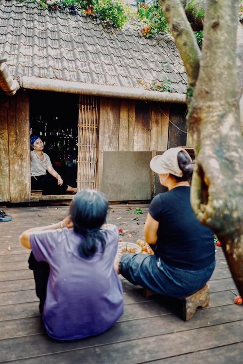 Chồng H'Hen Niê khiến fan thích thú khi chia sẻ mộc mạc: "Buổi sáng bình yên nghe ké mẹ, dì và chị trò chuyện rôm rả sau nhà".