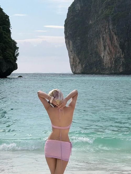 Hình ảnh Á hậu Bùi Khánh Linh quay lưng về phía ống kính, khoe bờ vai thanh mảnh, tấm lưng trần cùng vòng eo săn chắc mà vẫn giữ được vẻ tinh tế, cuốn hút.