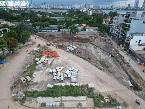 Ghi nhận những ngày qua tại công trình, nhiều máy móc, công nhân được nhà thầu huy động để triển khai thi công các hạng mục của dự án.
