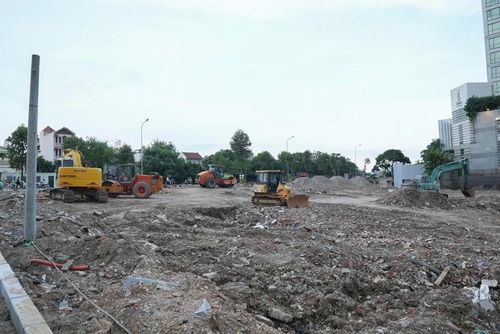 Tại công trường, nhiều máy móc được huy động để triển khai dự án.