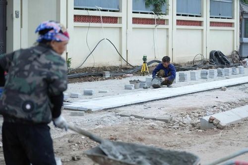 Công nhân đang thi công đá lát vỉa hè.