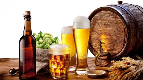 Uống rượu bia có thể gây tổn thương gan, làm giảm khả năng xử lý thuốc của cơ thể.