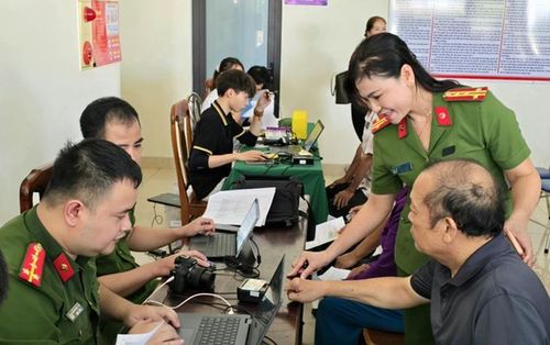 Cán bộ, chiến sĩ công an hướng dẫn người dân hoàn thiện hồ sơ, kiểm tra thông tin, thu nhận mẫu sinh phẩm và cập nhật dữ liệu theo đúng quy trình. Ảnh: CAQT.
