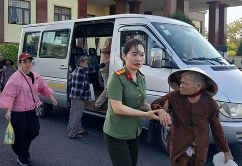 Lực lượng chức năng đưa đón thân nhân liệt sĩ đến điểm thu nhận mẫu ADN. Ảnh: CAQT.