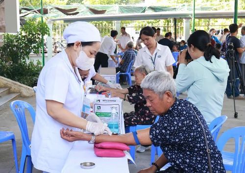 Người dân phường Phan Rang đến khám sức khỏe tại Bệnh viện Đa khoa Ninh Thuận vào sáng 20/7. Ảnh: D.N.