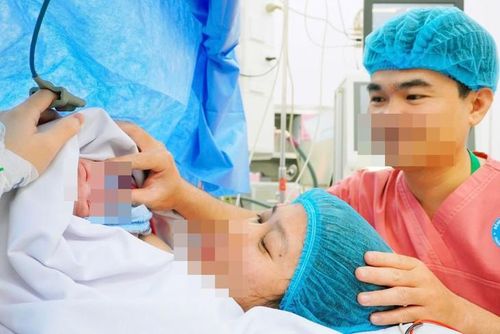 Luật Dân số mới không còn quy định giới hạn số con đối với các cặp vợ chồng. Ảnh: BV Hùng Vương.