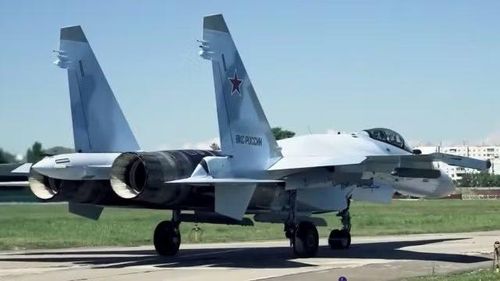 Theo nhận xét, ngay cả sự ra đời của máy bay chiến đấu thế hệ thứ năm Su-57 cũng không làm giảm tầm quan trọng của Su-35. Hai loại tiêm kích được thiết kế cho các nhiệm vụ khác nhau và bổ sung cho nhau chứ không cạnh tranh.