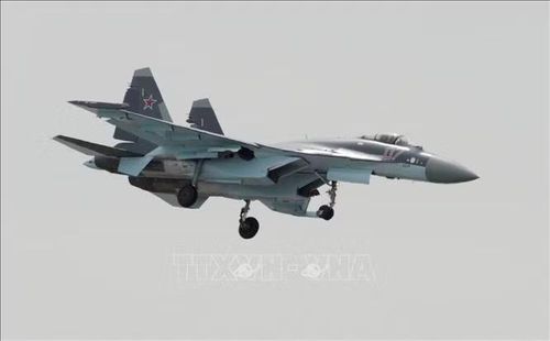 Khác với Su-57 được thiết kế chú trọng vào công nghệ tàng hình và sử dụng trong điều kiện đối phó với hệ thống phòng không hiện đại, Su-35 tập trung vào hiệu quả chiến đấu tối đa với chi phí vận hành phải chăng hơn.