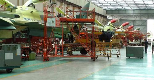 Chuyên gia Bosnic cho rằng tính đa năng là một trong những ưu điểm chính của Su-35. Máy bay có khả năng thực hiện các cuộc không chiến hiệu quả, tấn công chính xác mục tiêu trên mặt đất, trên biển, tiến hành trinh sát và sử dụng các hệ thống tác chiến điện tử hiện đại.