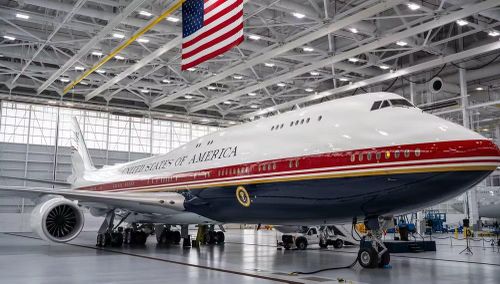 Ông Trump giải thích điểm dừng ngoài kế hoạch nhằm tạo điều kiện để binh sĩ Mỹ tại căn cứ được tận mắt chứng kiến chuyên cơ mới, đồng thời bác bỏ thông tin cho rằng việc đổi máy bay xuất phát từ lo ngại an ninh.