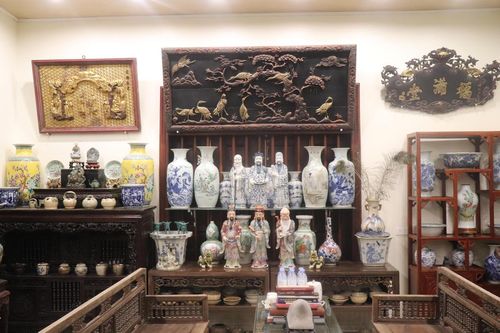 Chính giữa khung hình là bức tranh cổ bằng gỗ ở Sơn La khiến ông Cường mất 15 năm để sưu tầm. Ảnh: Đình Minh