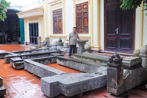 Nhiều bộ cổng dinh thự xưa được ông Cường sưu tầm. Ảnh: Đình Minh